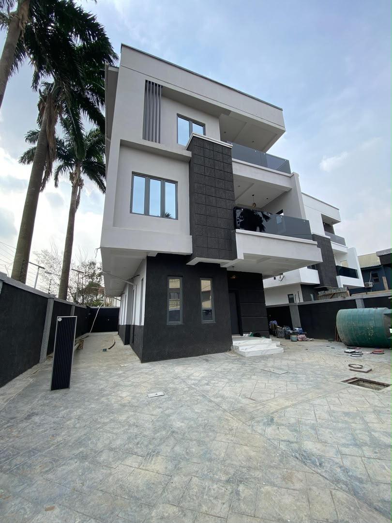 BEAUTIFULLY BUILT 5 BEDROOM FULLY DETACHED DUPLEX PLUS BQ