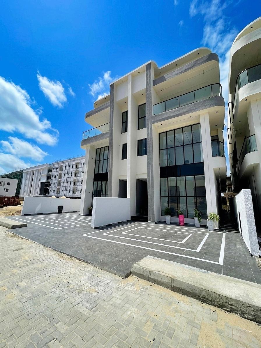 ELEGANT 5 BEDROOM SEMI-DETACHED DUPLEX WITH CINEMA, POOL & BQ