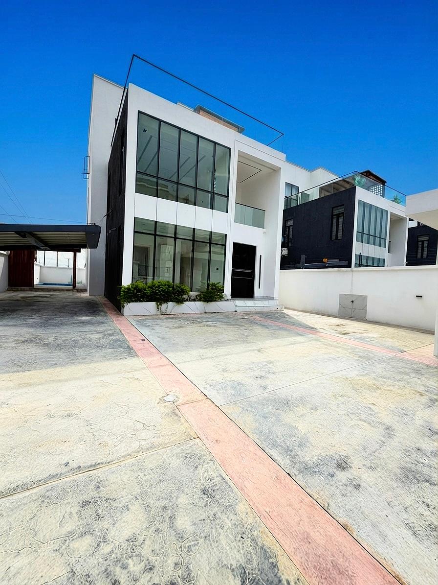 Contemporary 5-Bedroom Detached Residence with Cinema & Pool
